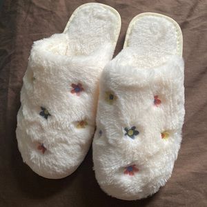 white fluffy flower slippers
